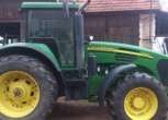 Fotografia przedstawiajaca bok ciągnika John Deere 7720.