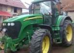 Widok z przodu i z boku ciągnika John Deere 7720.