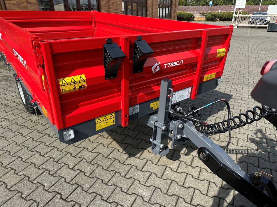 Czerwona przyczepa jednoosiowa T735C/1 o ładowności 3200 kg firmy Metal-Fach