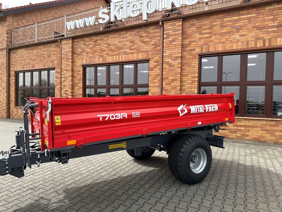 Przyczepa wywrotka jednoosiowa T703A/1 o ładowności 3,8 tony firmy Metal-Fach dla firm komunalnych