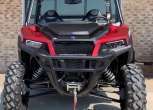 Ciągnik rolniczy quad Polaris GENERAL XP 1000 DELUXE Limited EPS ABS widok na przód czerwonego atv