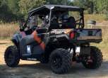 Pomarańczowo - czarny Quad Polaris GENERAL 1000 EPS DELUXE z oferty spółki Korbanek  widok na bok pojazdu 