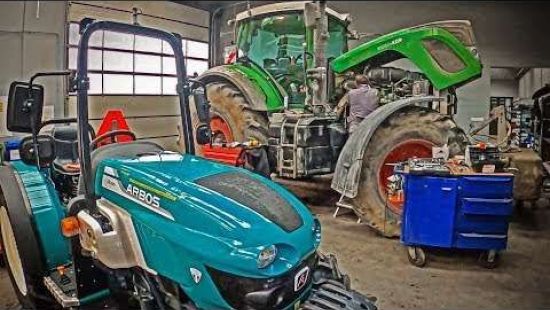 Embedded thumbnail for ZABETONOWANY ciągnik Fendt 930 vario prosto z budowy w rękach kierownika