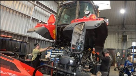 Embedded thumbnail for Nie obyło się bez walki! Ściągamy kabinę Massey Ferguson -Co znaleźliśmy? Kierownik pokazuje