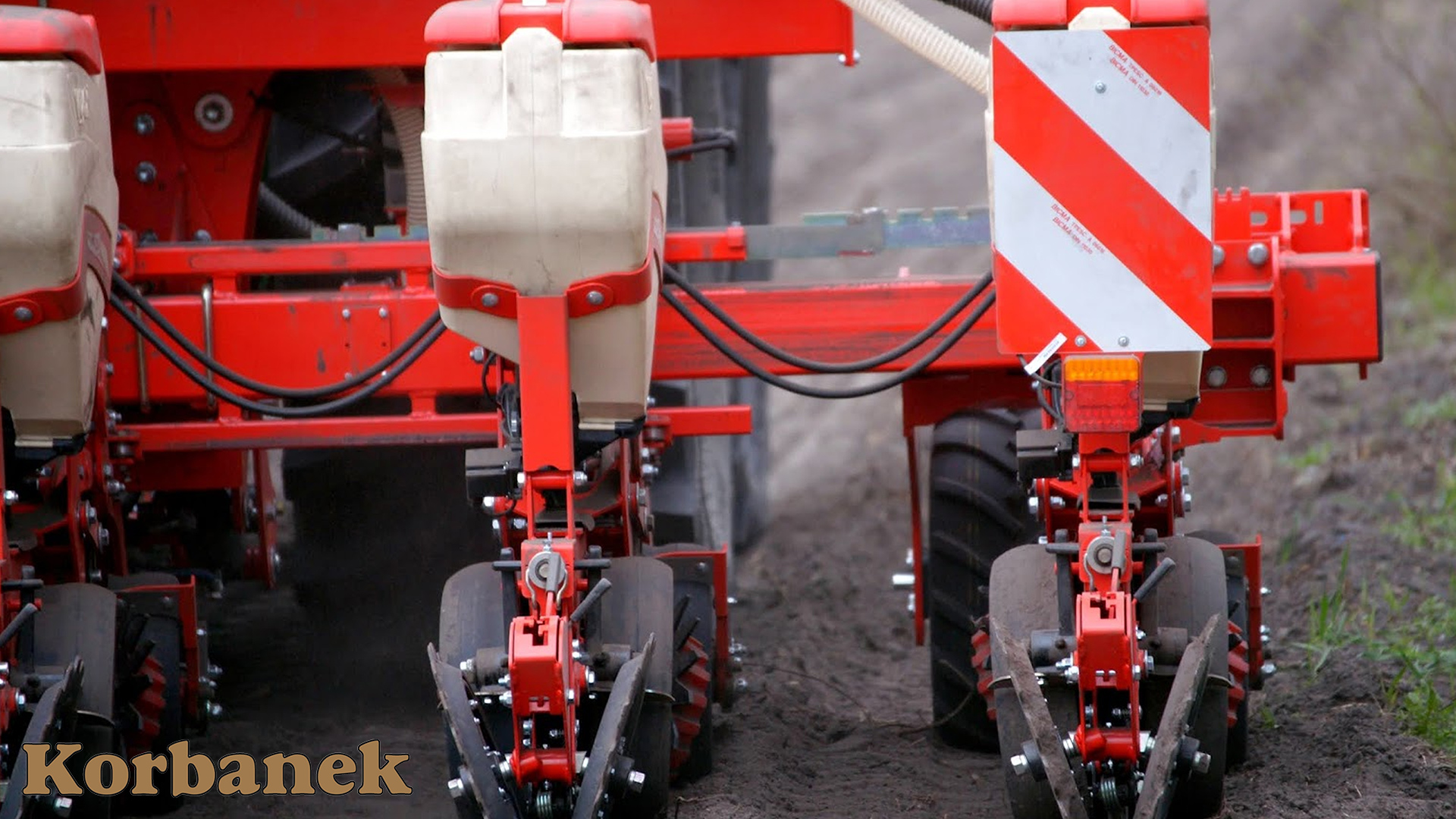 Pojedyncza rama teleskopowa siewnika SOLA VELOX z układem hydraulicznej regulacji rozstawu między rzędami VARIANT, dzięki któremu można uzyskać rozstawy między rzędami 45-50-55-60-65-70 lub 75cm. 
