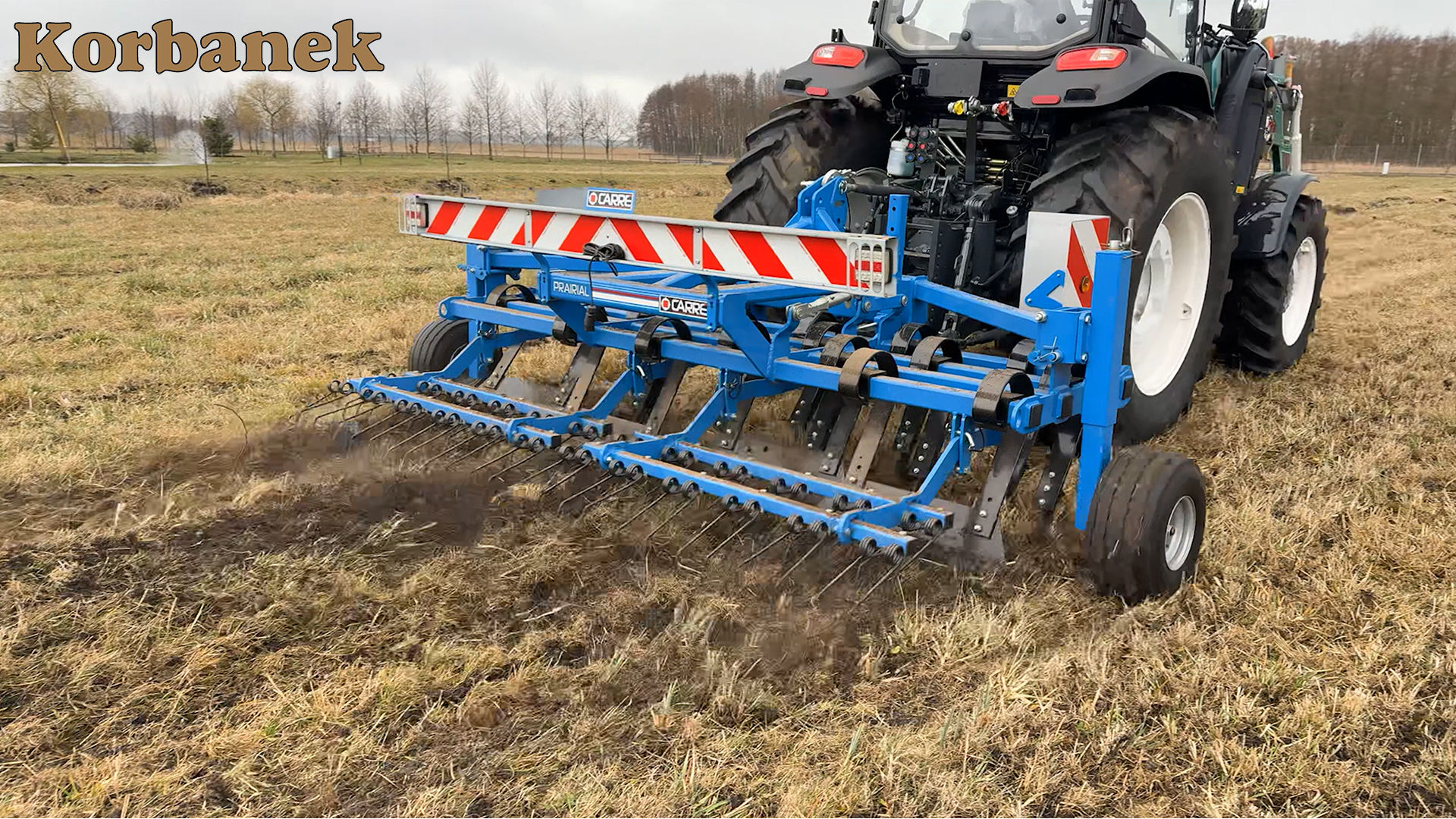 Regeneratory łąki Carre łączy kilka czynności w jednym przejeździe na dużej prędkości roboczej (15 km/h): wertykulacja, napowietrzanie, wyrównywanie kretowisk i opcjonalny wysiew trawy rzutowy.