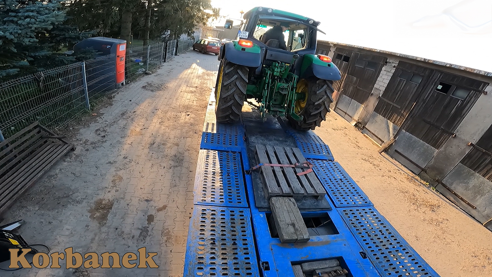 Rozładunek prasy przebiegał przy wykorzystaniu ciągnika John Deere Klienta
