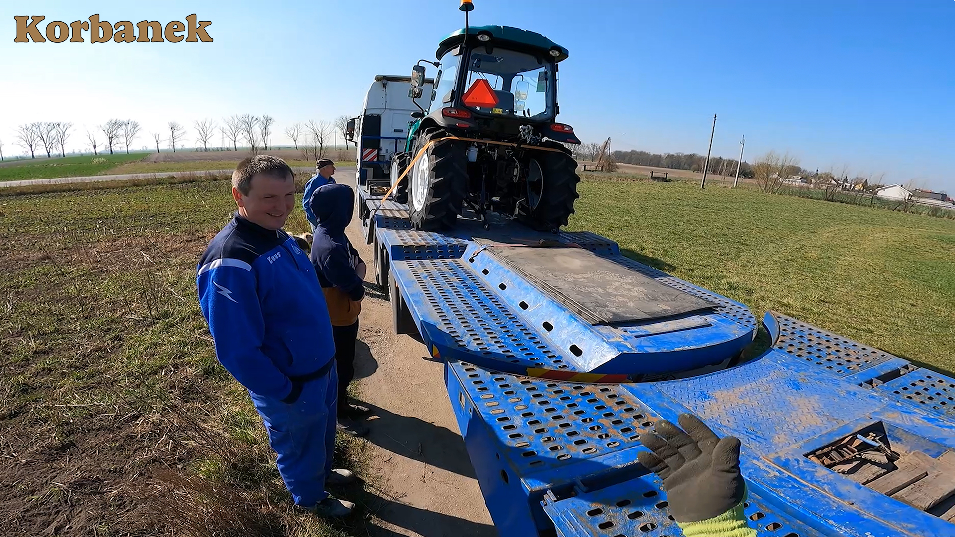 Klienci przy swoim nowym nabytku - ciągniku Arbos 3055 z łądowaczem Hydramet, który przywiózł Piciu