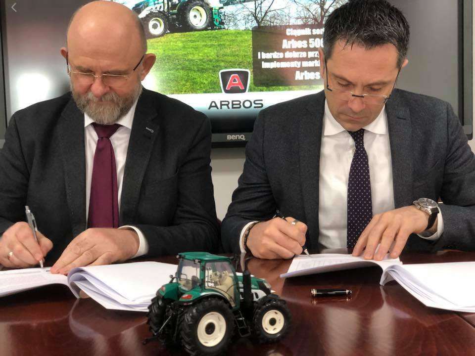 Podpisanie umowy miedzy spolka Korbanek a Arbos Prezes spolka Korbanek i dyrektor sprzedazy marki Arbos