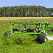 Kosiarka dyskowa ciągniona SAMASZ typ KDC podczas koszenia trawy na pastwisku
