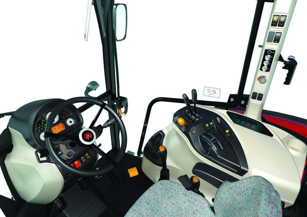 Kabina ciągnika rolniczego Massey Ferguson 4709 widok na kierownicę oraz siedzenie operatora 