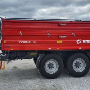 Czerwona wywrotka rolnicza tandem o ładowności 10 ton firmy Metal-Fach model T730/2 z nadstawkami