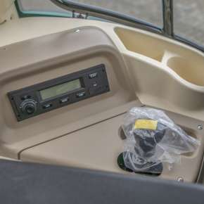 Radioodtwarzacz w ciągniku Arbos P5000 i dźwignia prędkości wałka WOM