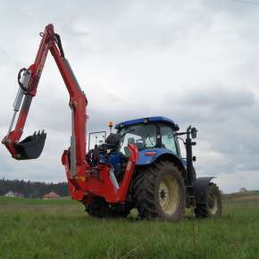 Widok z boku czerwonej koparko-ładowarki H-500T firmy HYDRAMET zawieszonej na traktorze rolniczym