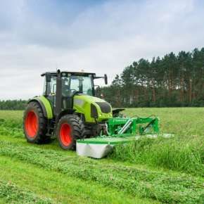 Traktor rolniczy w zielonym kolorze firmy Claas wraz z kosiarką czołową bębnową KDF kosi użytek zielony na kiszonkę www.korbanek.pl