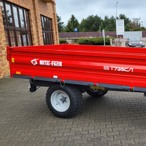 Czerwona przyczepa jednoosiowa T735C/1 o ładowności 3200 kg firmy Metal-Fach
