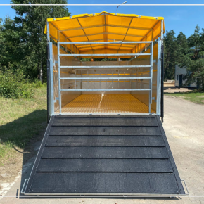 Przyczepa Cynkomet do transportu zwierząt z plandeką