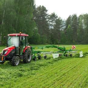 Ciągnik rolniczy TYM model T503 zgrabia trawę zgrabiarką 2-karuzelową DUO 680 firmy Samasz www.korbanek.pl