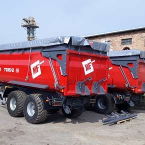 Czerwona wywrotka rolnicza typu wanna o ładowności 16 ton firmy Metal-Fach model T935/2 z nadstawkami