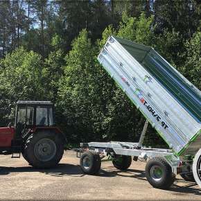 Przyczepa wywrotka T-104 wywracająca na tył