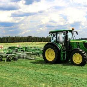 Zielony traktor John Deere zgrabia podsuszoną trawę zgrabiarką 2-karuzelowa Z2-840 firmy Samasz www.korbanek.pl