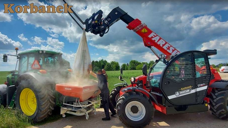 Rozsiewacz Maschio podpięty do ciągnika John Deere na testach u klienta firmy Korbanek