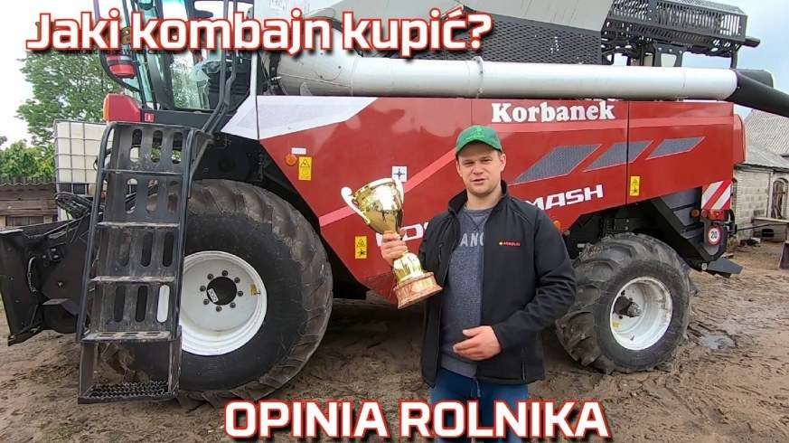 Zdjęcie na tle kombajnu rolnika wyrażającego opinię o Rostselmash Nova 330