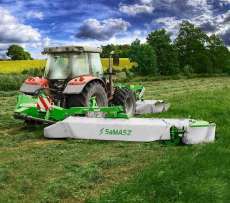 Kosiarka dyskowa Samasz seria XT 390 kosi trawę na łące