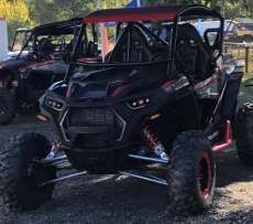 RZR Polaris 1000 S felgi aluminiowe klatka bezpieczeństwa pasy wersja dla dwóch osób kolor czarny klasyczna kierownica zawieszenie Walker Ewans Korbanek.pl