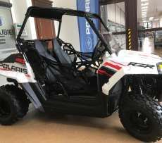 RZR 570 Polaris kolor biały felgi stalowe pojazd bagi klatka ochronna pojazd dla dwóch osób kierownica samochodowa napęd 2x4 4x4 siatki boczne Korbanek.pl