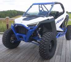 Dynamix RZR XP 1000 quad kolor niebiesko biały zderzak przód metalowy osłony progów kolor czerwony pół szyba felgi aluminiowe  pasy bezpieczeństwa 