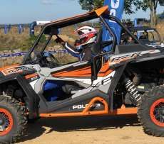 RZR Turbo Polaris napęd quad 2x4 4x4 atv felgi aluminiowe klatka ochronna pasy bezpieczeństwa kolor pomarańczowy wspomaganie kierownicy EPS 168 KM światła ledowe przód zawieszenie Walker Ewans 