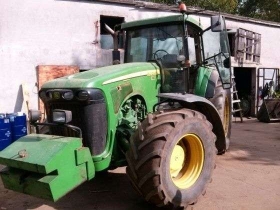 Widok z przodu i boku od strony kierowcy w ciągniku używanym John Deere 8820.