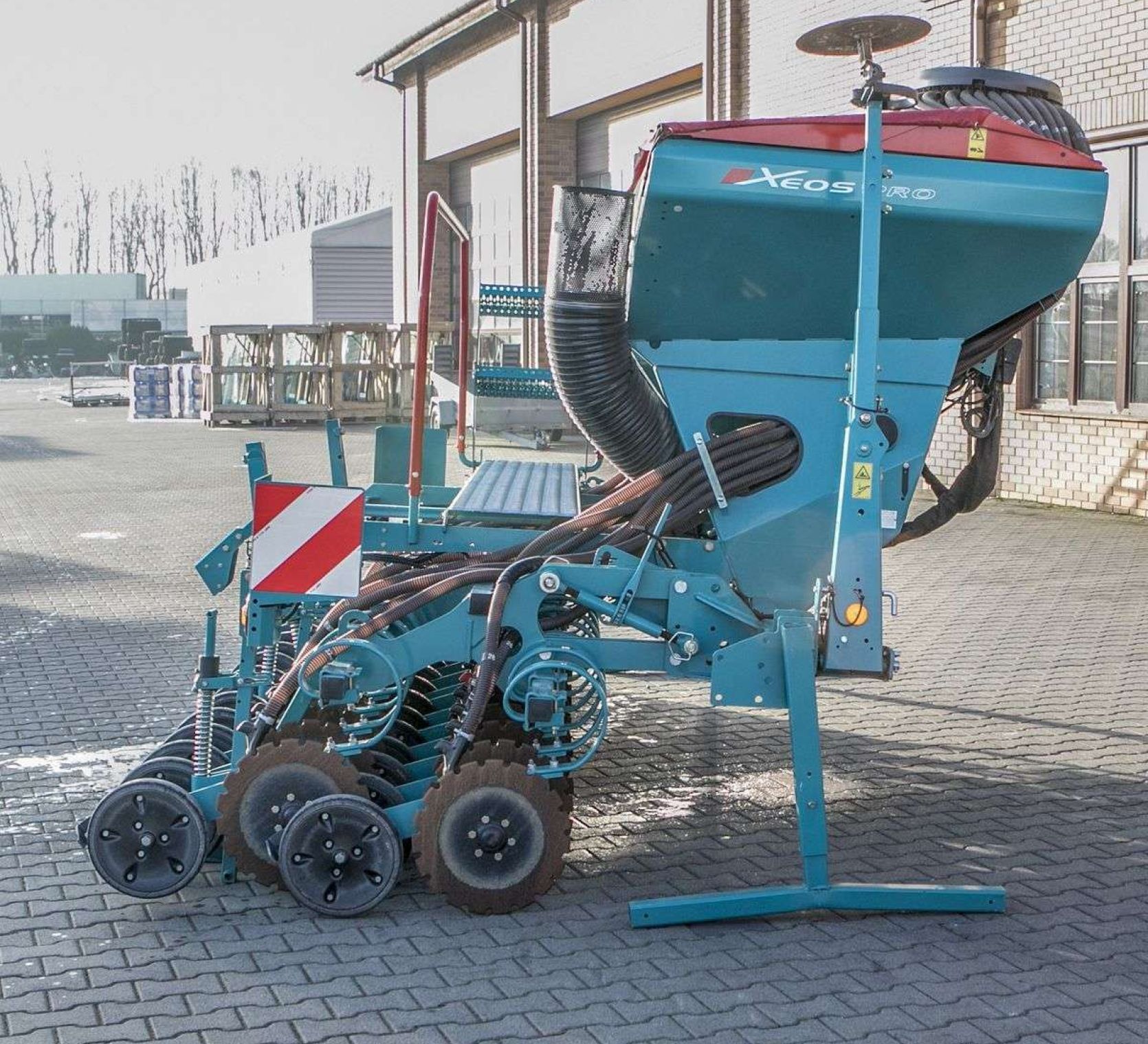 Widziany z boku pneumatyczny zbożowy Xeos PRO 4m Siewnik widziany z boku pneumatyczny zbożowy Xeos PRO 4m