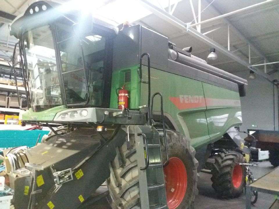 Kombajn Fendt 6275L MCS w hali warsztatowej widok z lewej strony