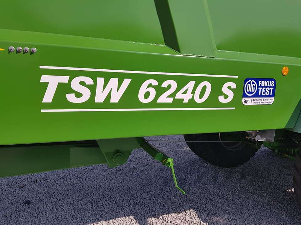Napis na boku skrzyni ładunkowej rozrzutnika obornika model TSW 6240 S 