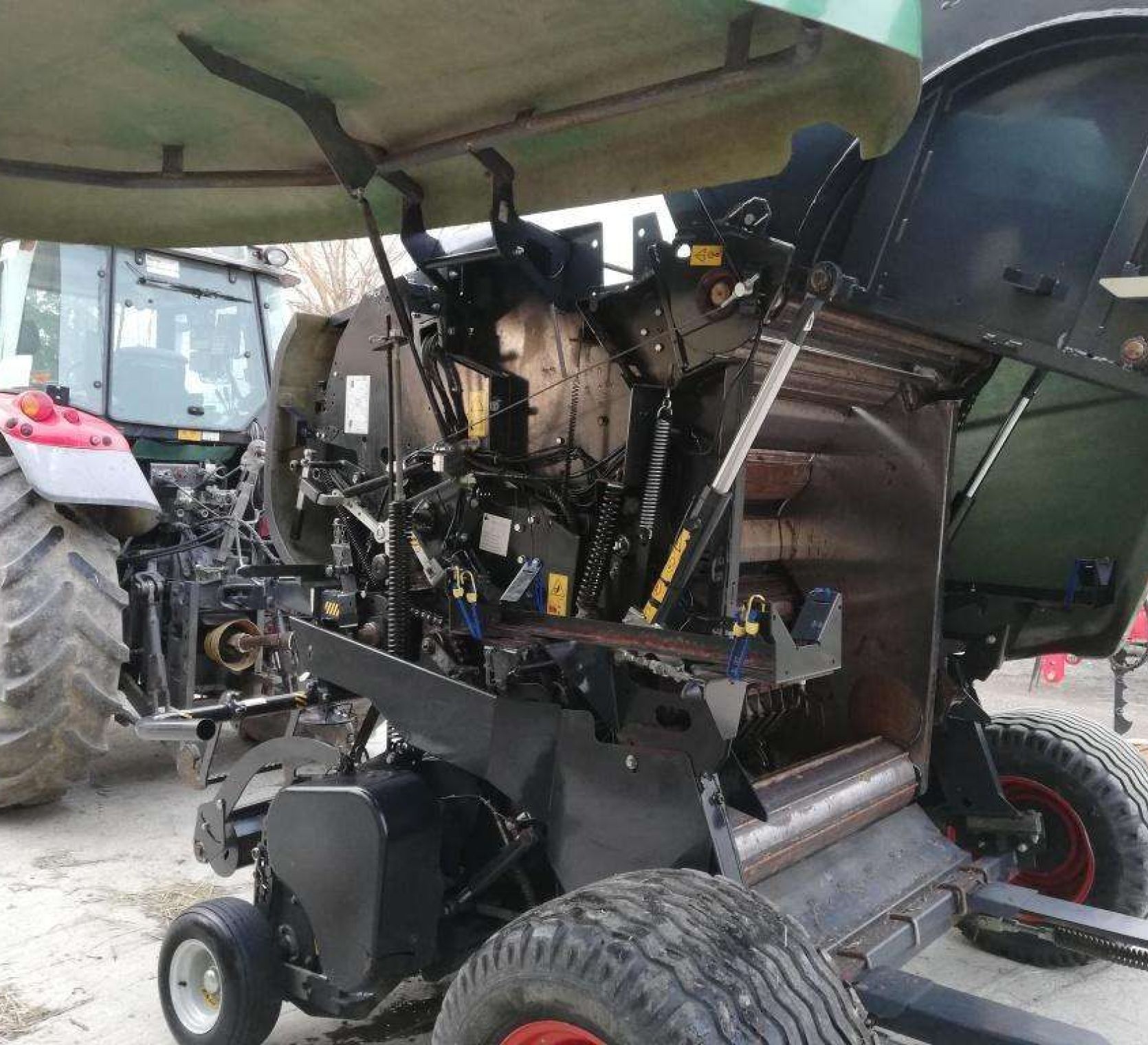 Sprężyny napinajace w używanej prasie Fendt 2250F Prasa używana FENDT 2250F sprężyny napinajace