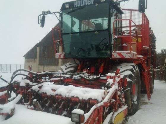 Używany kombajn do buraków Holmer 6-rzędowy rok produkcji 1999 widok maszyny z boku w śniegu korbanek.pl