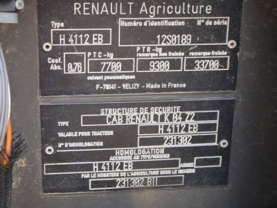 Czytelna tabliczka znamionowa z wszystkimi niezbędnymi informacjami w ciągniku Claas Renault Ares 630 RZ