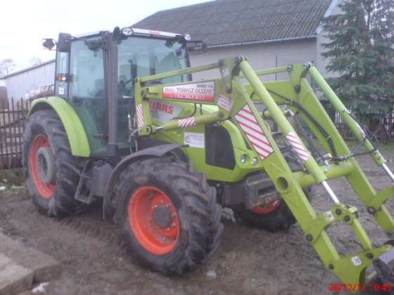 Claas Axos 330C traktor z ładowaczem o mocy 90 KM