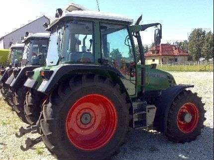 Traktor rolniczy używany marki Fendt 307 stojący w jednym szeregu z innymi ciągnikami marki Fendt 