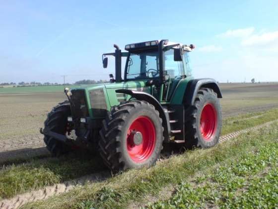 Używany traktor rolniczy Fendt 926 Vario jadący polną drogą 