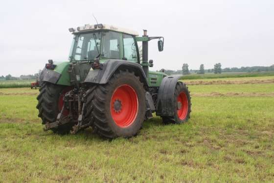 Używany niemiecki ciągnik rolniczy Fendt seria 926 Favorit stojący na łące