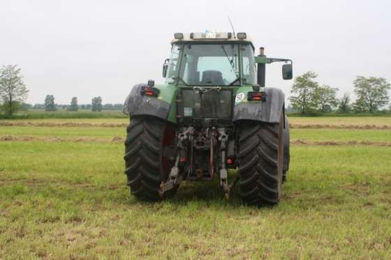 Stojący na łące ciągnik rolniczy marki Fendt seria 926 Favorit 