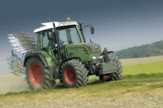 Używany ciągnik rolniczy Fendt 312 wyposażony w w pług 