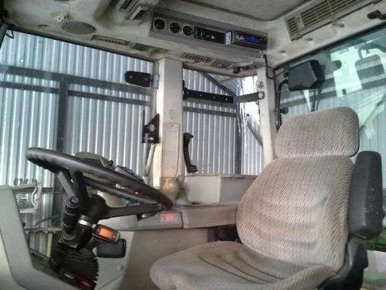 Wnętrze używanego ciagnika rolniczego Fendt  926 widok na kierownicę i siedzenie operatora 