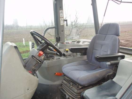 używany ciągnik rolniczy Massey Ferguson 4370 rok produkcji 2001 wnętrze kabiny