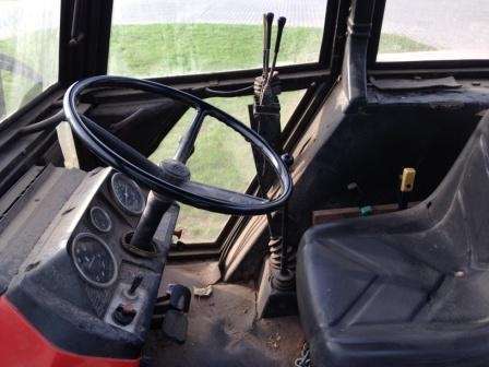 Kabina w ciągniku rolniczym Massey Ferguson 8110 
