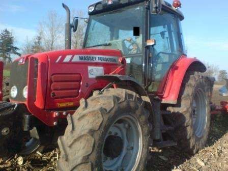 Używany Massey Ferguson w trakcie prac na polu 5445 z 2007 roku