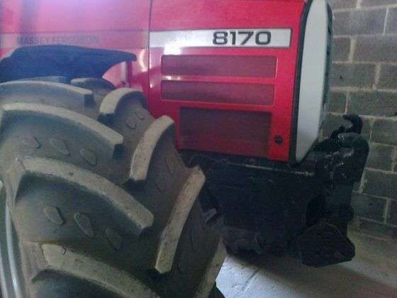 Napis: Massey Ferguson  8170 na przedzie maski ciągnika